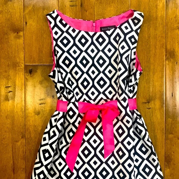 PINK AND BLACK AND WHITE JESSICA HOWARD DRESS WITH PINK RIBBON BELT. Sleeveless - Picture 2 of 9